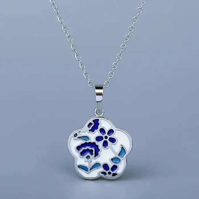 Nouveau Collier 2026 pour Femme, Pendentif Fleur Tendance, Bijou Émaillé Fait Main, Chaîne de Clavic