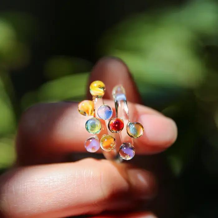 Bague en forme de goutte de rosée en verre arc-en-ciel