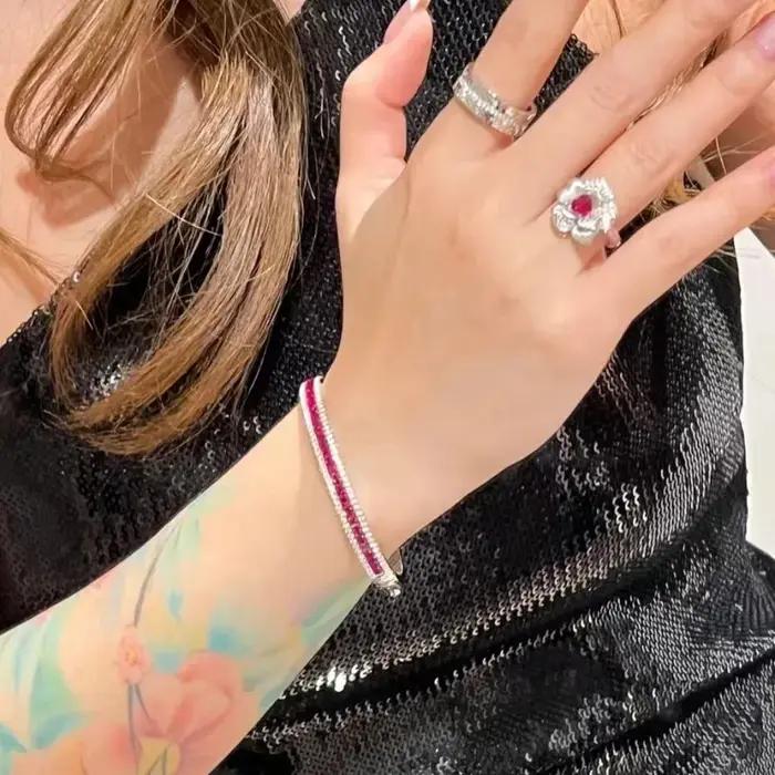 Bracelet Vintage pour femmes avec bague en diamant sertie de zirconium blanc et rubis pour occasions spéciales élégance classique浪漫与复古风格的手链和镶有白锆石的钻石戒指,专为特别场合设计,经典而优雅。