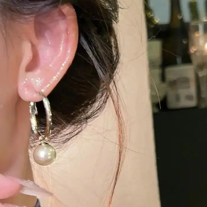 Boucles d'oreilles élégantes en métal or clair avec pendentif cercle uni et perle pour femmes occasions spéciales et quotidien