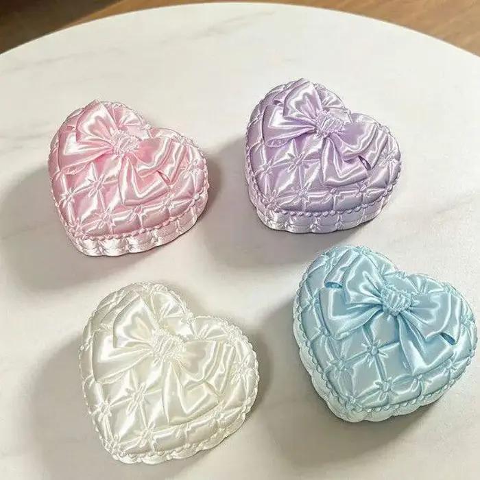 Boîte à bijoux en forme de cœur en soie avec nœud