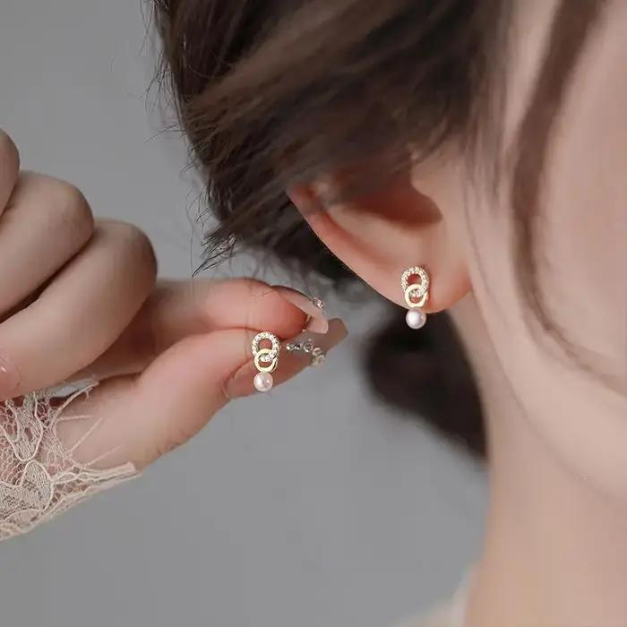 Boucles d'Oreilles Délicates LENNIK Nouvelle Collection 2026 Pour Jeunes Filles Style Décontracté Perle Miniature Double Anneau Or Jaune Clair Plaqué Rhodium Imitation Occasions Spéciales