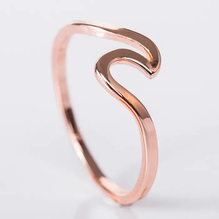 Bague ondulée élégante en acier inoxydable pour femme