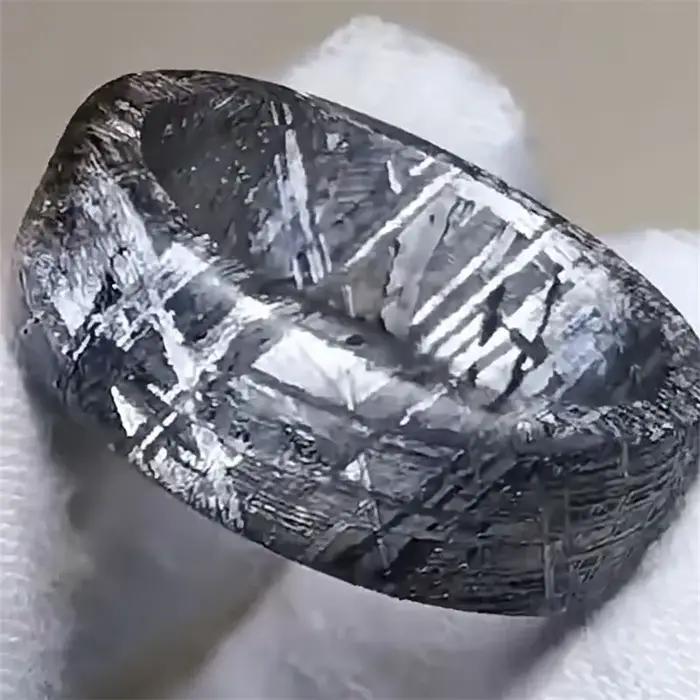 Bague en météorite faite à la main