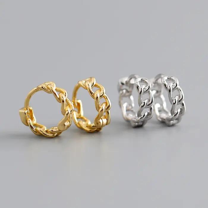 Une paire de boucles d'oreilles en chaîne géométrique simples et à la mode