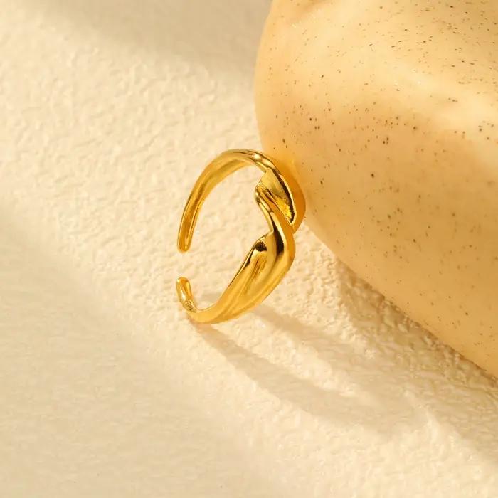 Bague à nœud d'amour pour femmes, bague empilable délicate plaquée or en acier inoxydable, petits bijoux de déclaration à nouer le nœud