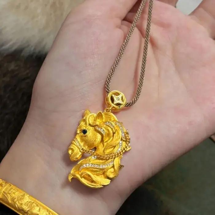 Collier pendentif cheval élégant de style palais
