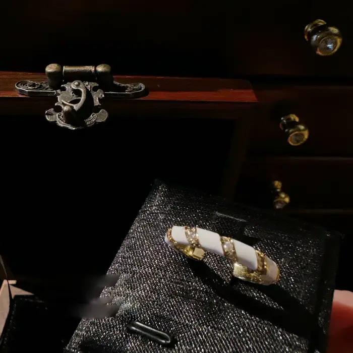 Bague en émail avec pierre précieuse rose carmin pour femme