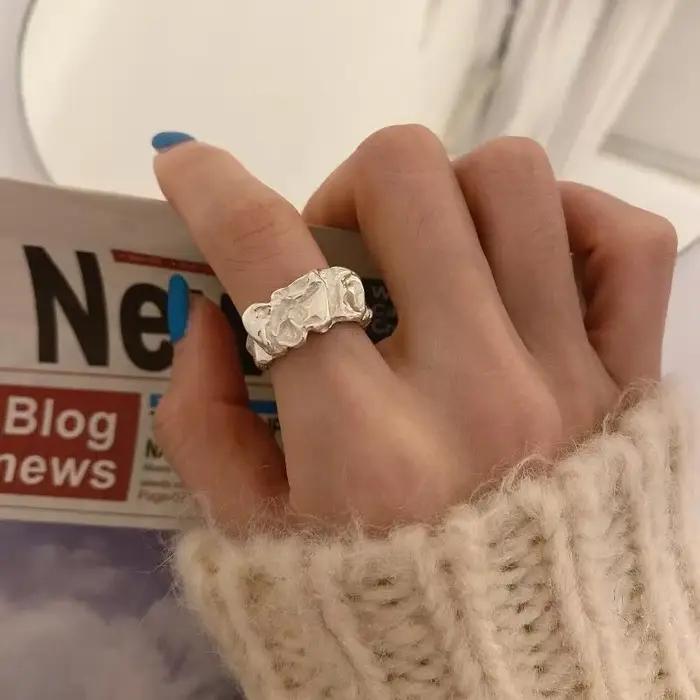 Bague en métal plissé argent pour femmes avec design irrégulier et ajustement réglable pour les occasions de fête et les styles audacieux