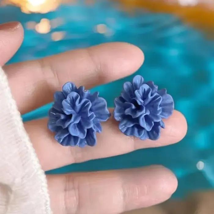 Boucles d'oreilles fleur bleue en acrylique pour femme romantique et élégante pour occasions spéciales et quotidienne