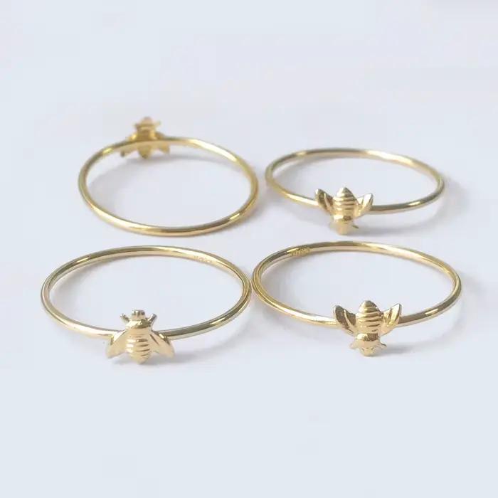 Bague empilable d'abeille remplie d'or 14K classique pour femmes pour soirées et occasions spéciales minimaliste et élégante à offrir
