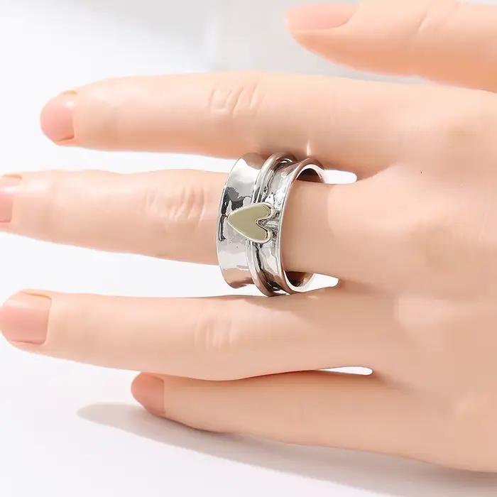 Bague large vintage pour femme sculptée à la main en forme de cœur en métal bicolore pour usage quotidien et bijoux de fête occasions spéciales