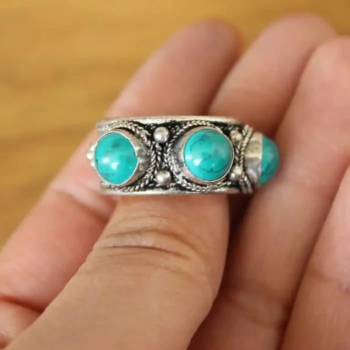 Bague tibétaine en métal argenté incrustée de trois perles de pierre turquoise unique et élégante pour homme et femme pour occasions spéciales et cadeaux de mariage