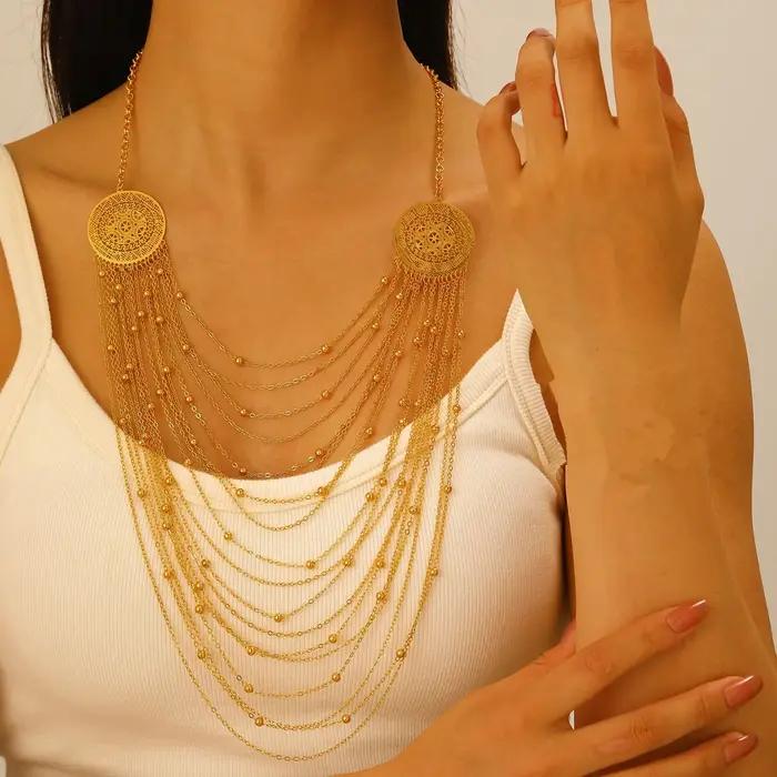 Un collier pour femme luxueux et élégant doté d'un design cylindrique multicouche dans un style ethn