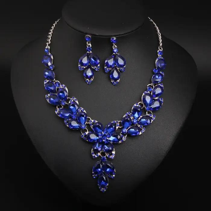 Ensemble collier et boucles d'oreilles de style pétale de fleur sertis de diamants. Bijoux imperméables de haute qualité. Cadeau pour votre femme.