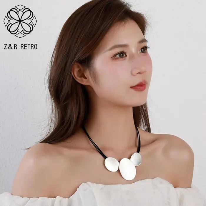 Collier en cuir avec pendentif en plaqué argent style vendange pour femmes occasions spéciales elegance moderne