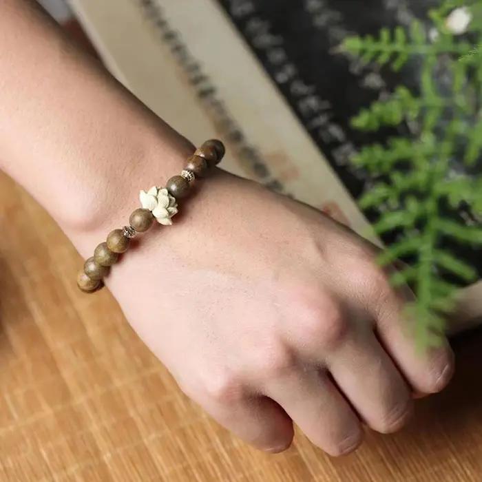 Bracelet Mala de prière en bois de santal avec perles de bois de pêche et de lotus pour homme et femme occasions spirituelles et quotidiennes