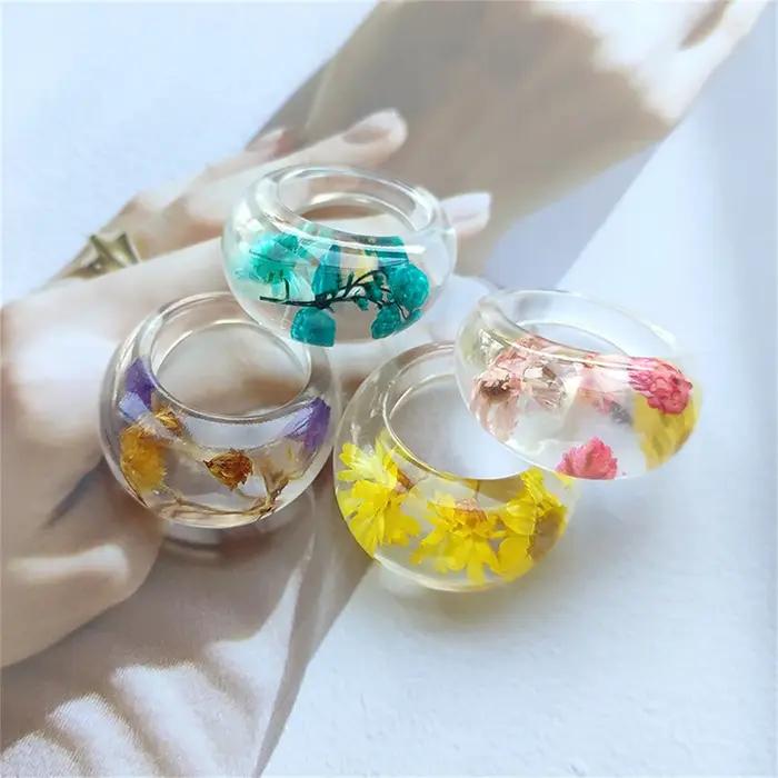 Bague en résine transparente avec de vraies fleurs