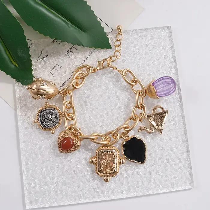 Bracelet à breloques dorées