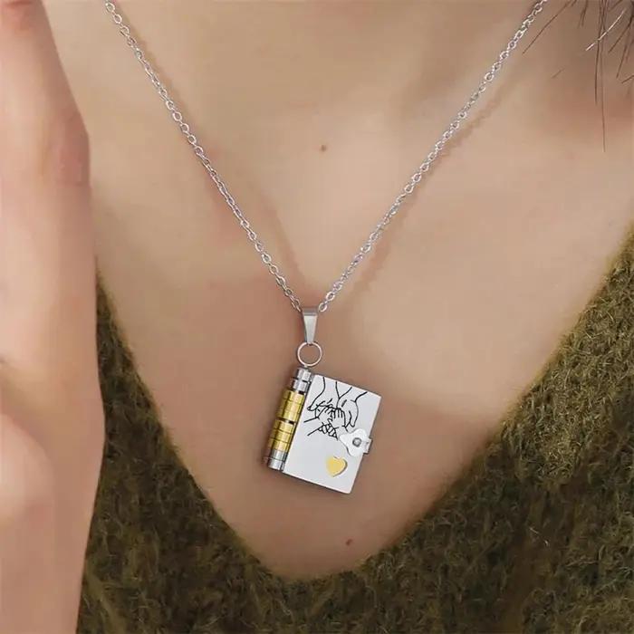 Collier de livre de fille