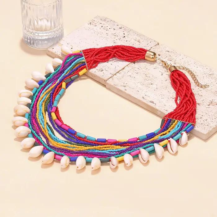 Collier artisanal multicolore en perles de rocaille avec pendentif coquillage pour femme
