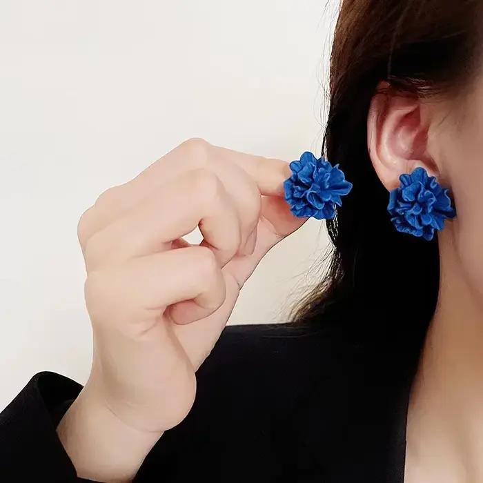 Boucles d'oreilles fleur bleue en acrylique pour femme romantique et élégante pour occasions spéciales et quotidienne