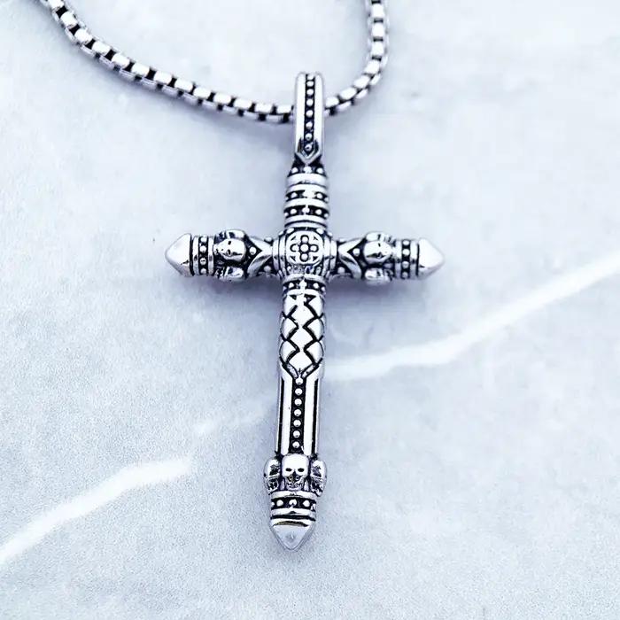 Collier à maillons noirs croisés
