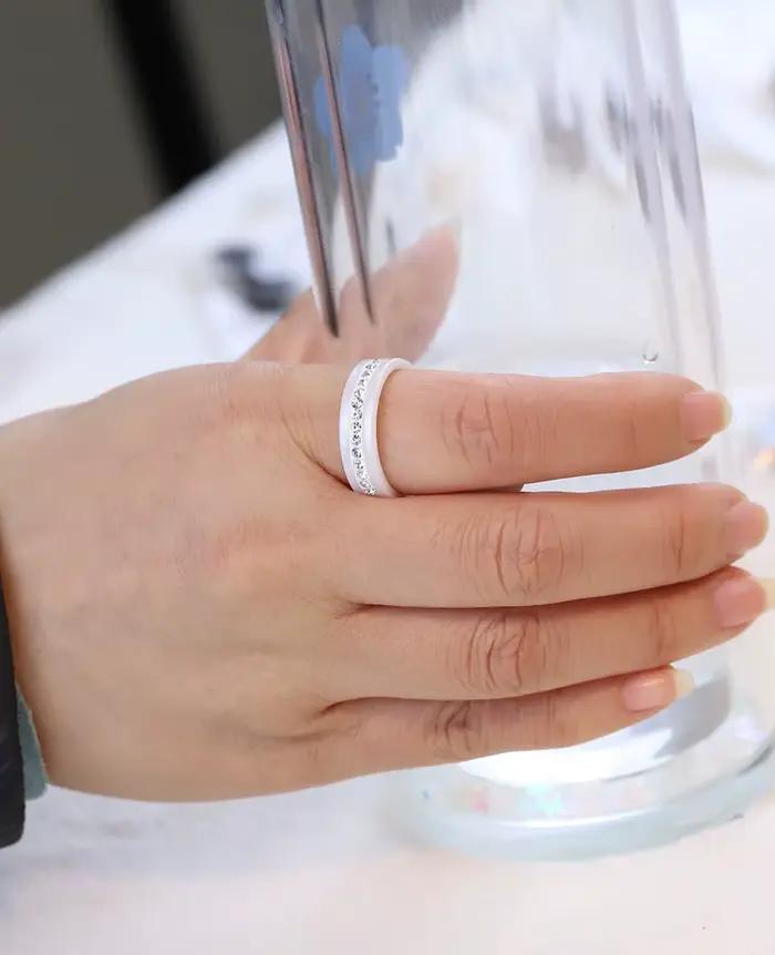 Bague de fiançailles en céramique noire et blanche avec une rangée de zircons australiens pour femmes