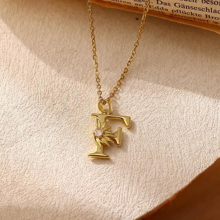 Collier initial en or fin avec pendentif fleur de marguerite