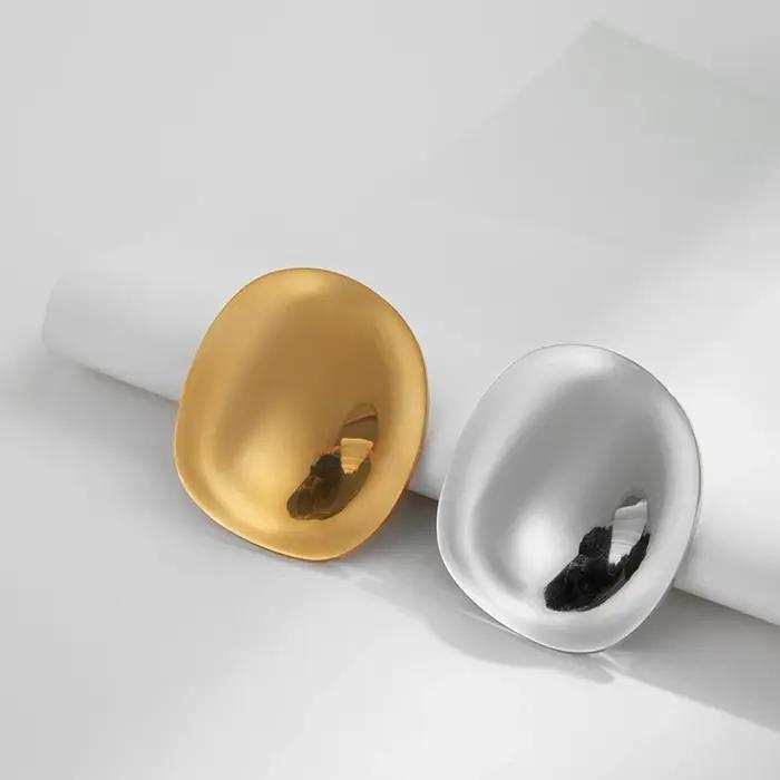 Loe | Broche ronde en métal en acier inoxydable pour femmes
