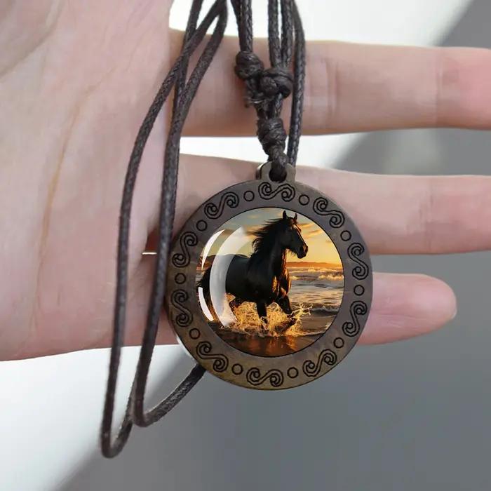 Collier en bois et verre vintage avec pendentif cheval galopant ajustable pour homme et femme occasions festives et cadeau exceptionnel