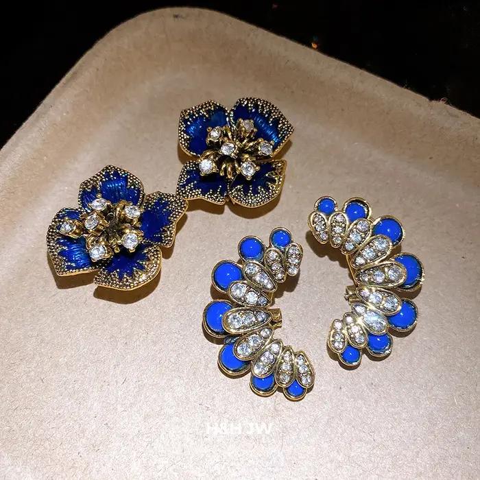 Boucles d'oreilles clous vintage à fleurs et cristaux