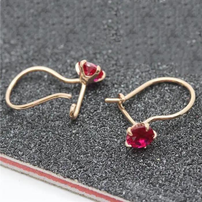 Boucles d'oreilles en or rose et zirconium rouge pour femmes, bijoux élégants et doux, parfait pour l'engagement et les occasions spéciales