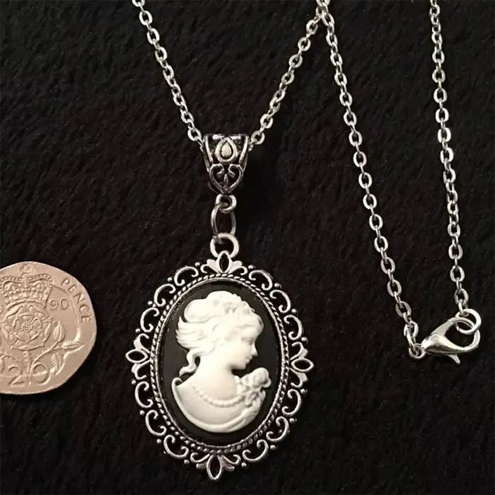 Collier camée de beauté gothique