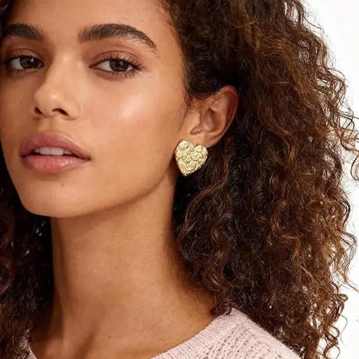 Boucles doreilles coeur texturées irregeulières martelées bijou hypoallergen homme femme occasion speciale cadeau attentionné