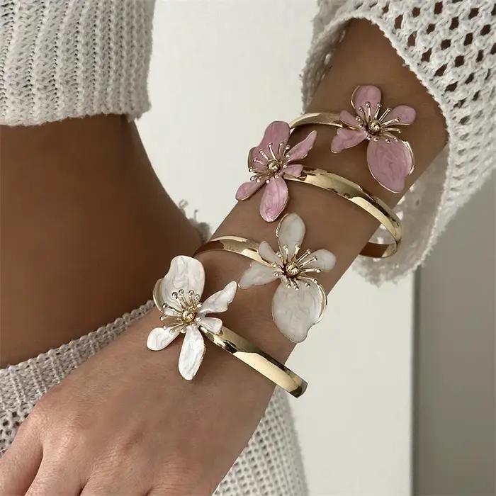Bracelet en émail floral pour femme élégant avec motifs roses blancs et bleus bijou plage fête vacances