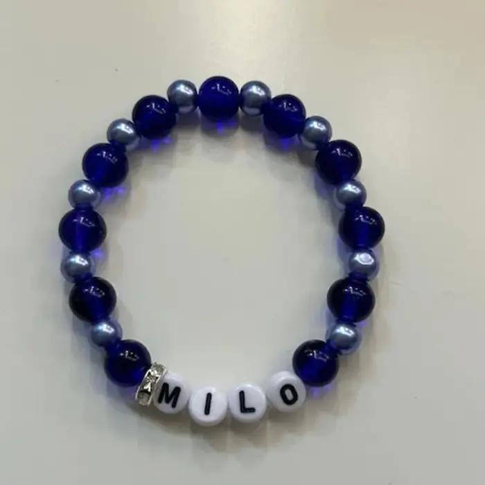 Bracelet en perles rouges et bleues fait à la main