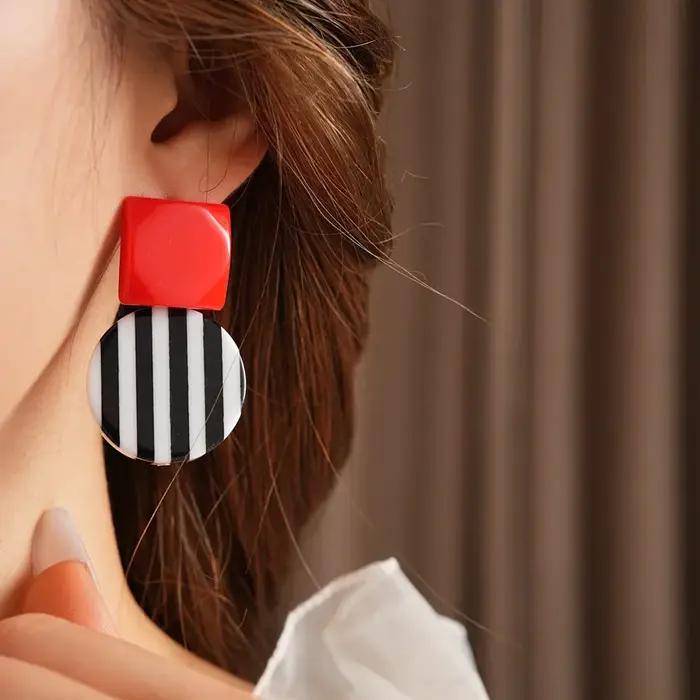 Boucles d'oreilles géométriques carrées à rayures noires et blanches pour femmes