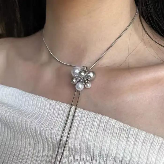 Boucles d'oreilles en perles de fleur gris blanc