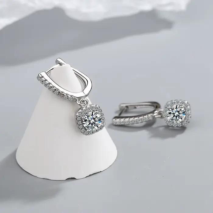 Boucles d'oreilles Huggie en Moissanite 2CT pour femmes, diamant créé en laboratoire, en argent Sterling 925, cerceau délicat, bijoux fins