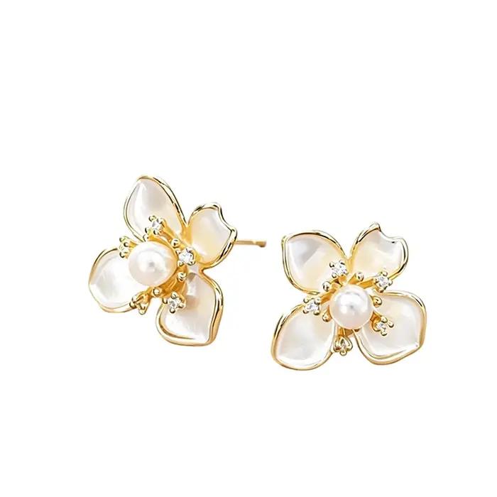 Nouvelles Boucles d'Oreilles Clous Camélia Émail Blanc Élégantes 2026 pour Femme