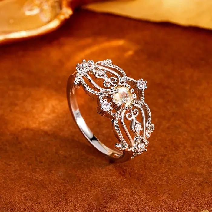 Bague classique pour femmes avec géométrie irrégulière