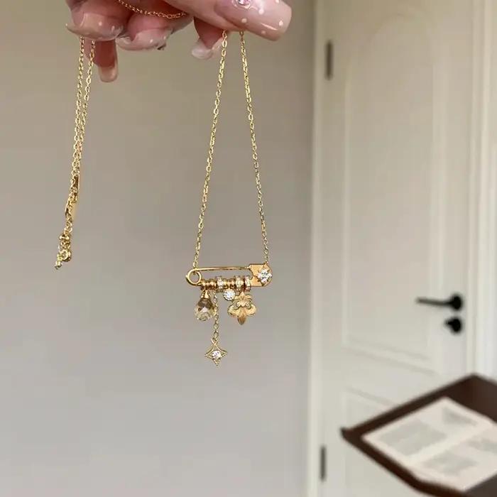 Collier pendentif broche étoile iris brossé avec perle pour femme