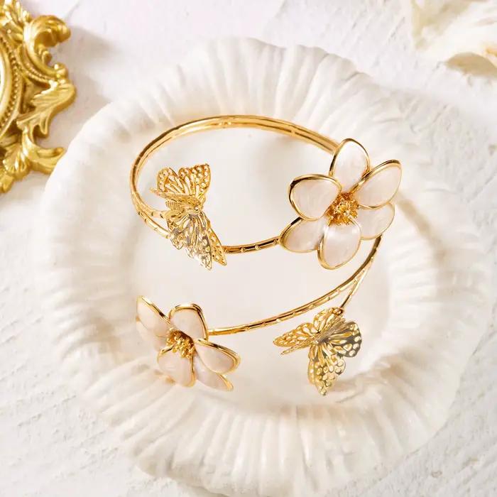 Bracelet manchette romantique en émail blanc avec fleurs et papillons pour femme, jonc ouvert doré, bijoux floraux style féerique