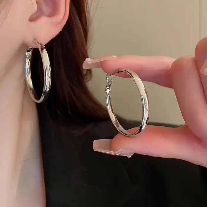 Grandes boucles d'oreilles plates à la mode pour femmes