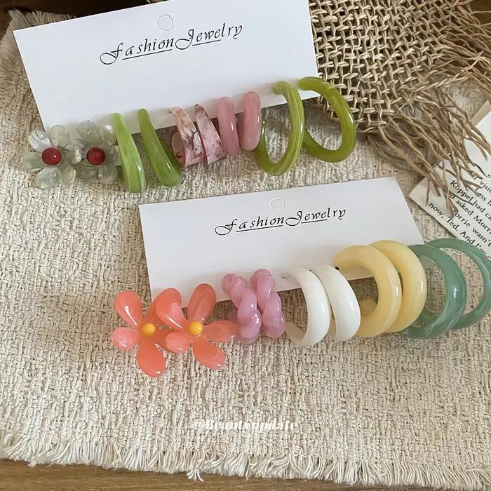 Ensemble de boucles d'oreilles géométriques en résine en forme de C