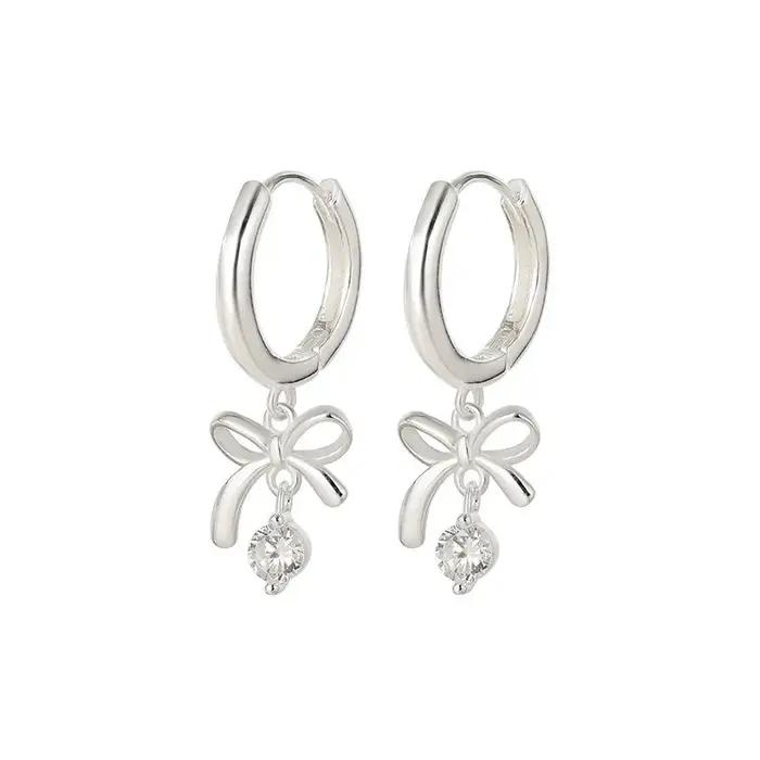 Cette exquise boucle d'oreille en forme de papillon incurvée avec pompon est en argent 925 et est un bijou haut de gamme.