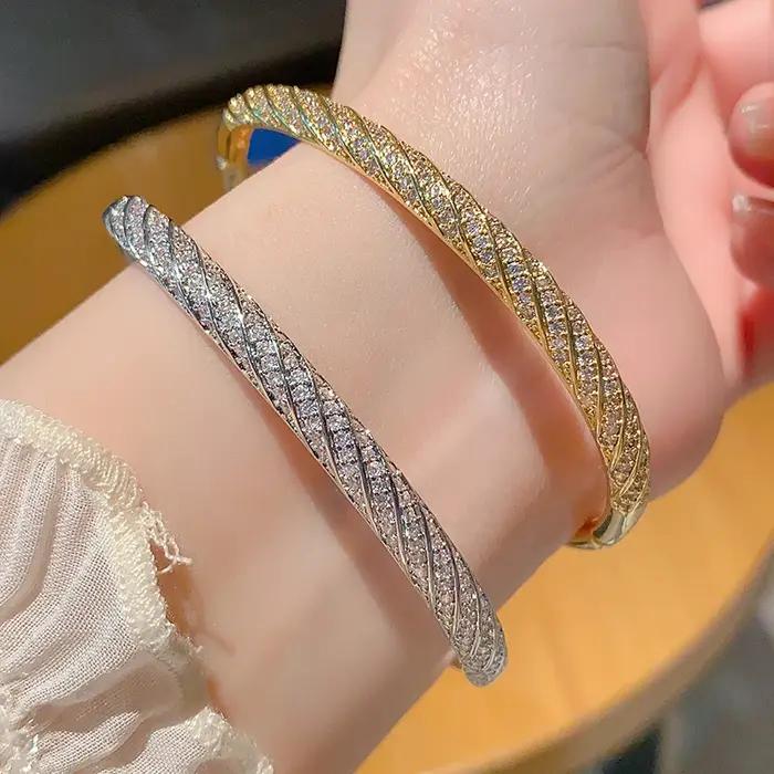 Bracelet jonc en laiton plaqué or 18 carats pour femmes élégantes avec tracker de fitness pour bureau et soirées spéciales