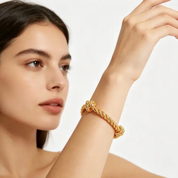 Bracelet jonc torsadé géométrique élégant pour femme plaqué or 18 carats acier inoxydable bijou de créateur occasions spéciales femmes style mode soirée anniversaire voyage