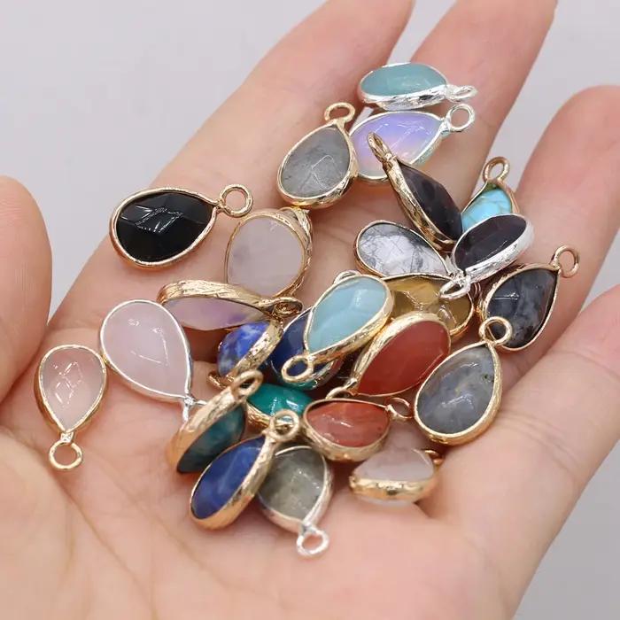 Charm en pierre naturelle semi-précieuse en forme de goutte d'eau avec bord doré pour colliers et bracelets élégants et personnalisables pour femmes occassions spéciales